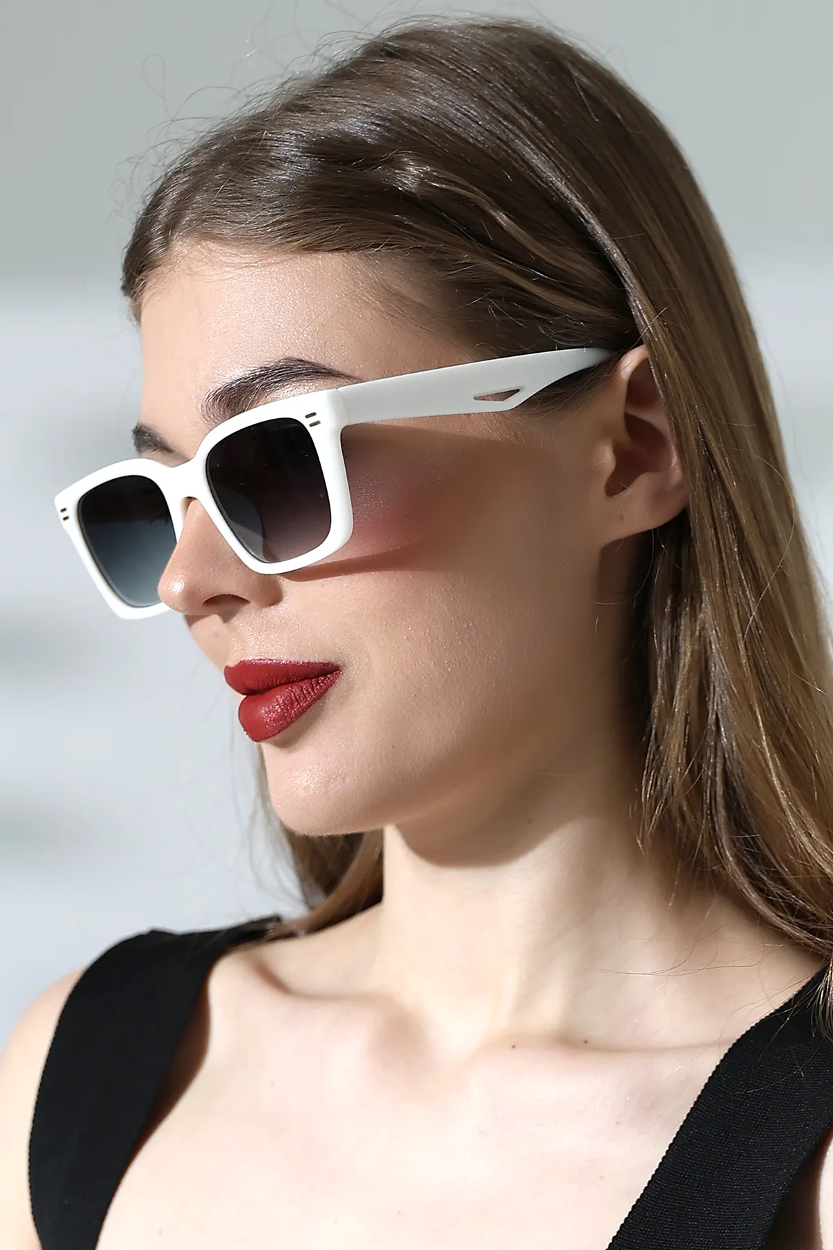 Kadın Aksesuarlı Kare Beyaz Degrade Cam Güneş Gözlüğü 23002-1 C20 Kadın Aksesuarlı Kare Beyaz Degrade Cam Güneş Gözlüğü 23002-1 C20