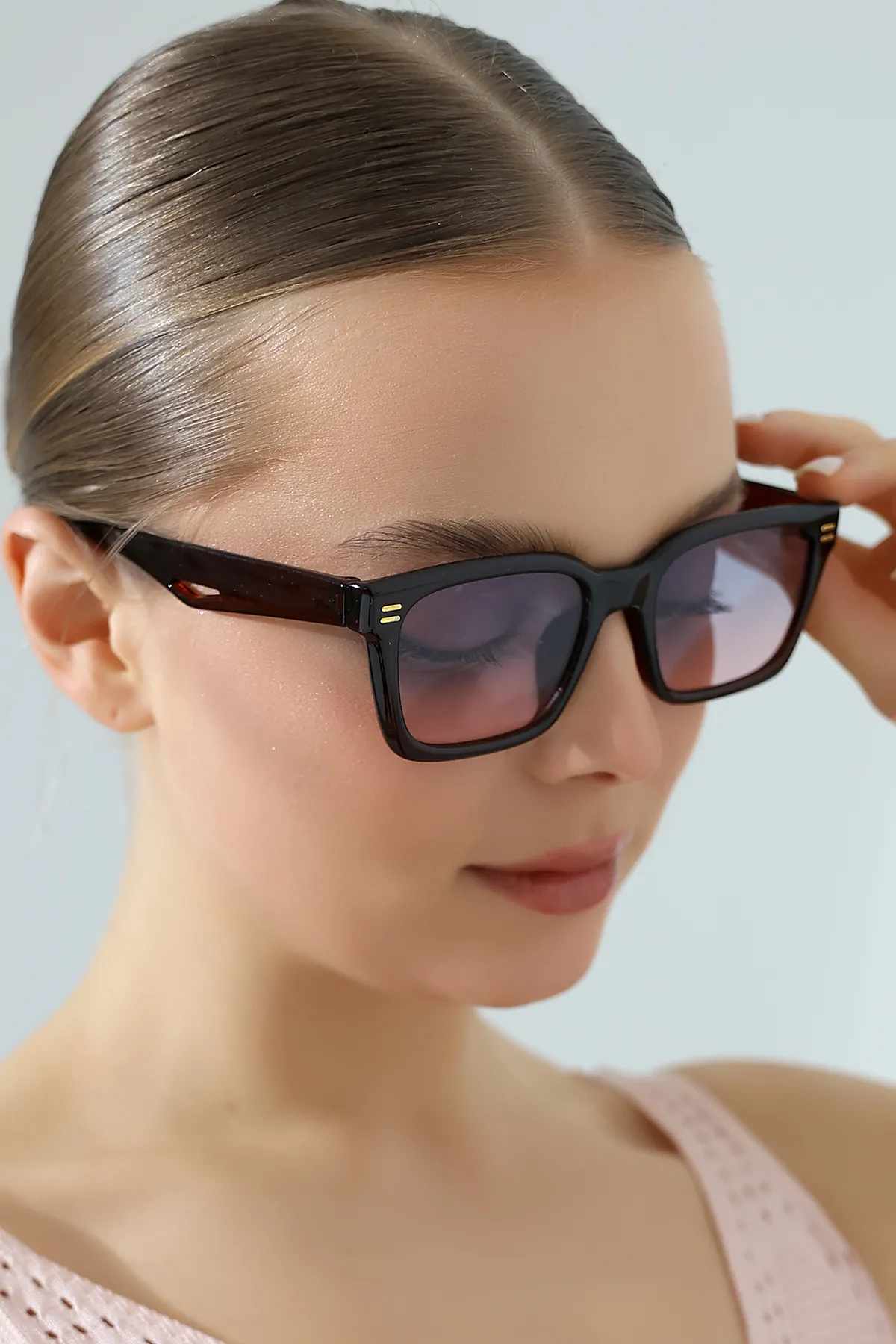 Kadın Aksesuarlı Kare Kahverengi Güneş Gözlüğü 23002-1 C3 A Kadın Aksesuarlı Kare Kahverengi Güneş Gözlüğü 23002-1 C3 A