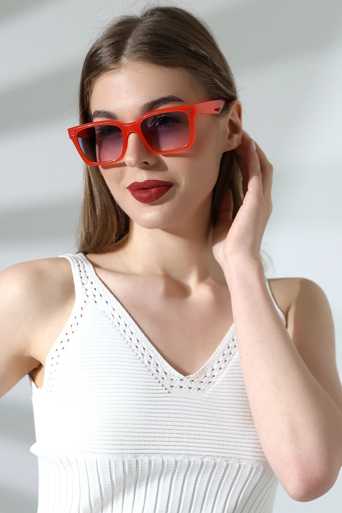 Kadın Aksesuarlı Kare Kırmızı Güneş Gözlüğü 23002-1 C9 A Kadın Aksesuarlı Kare Kırmızı Güneş Gözlüğü 23002-1 C9 A