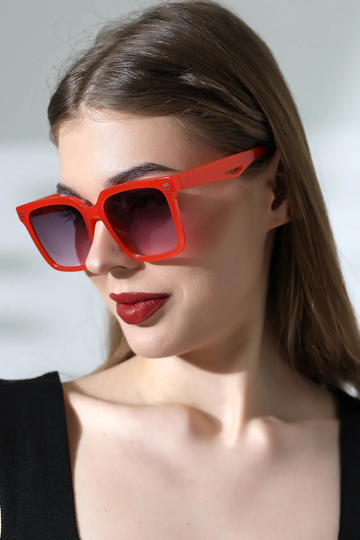 Kadın Aksesuarlı Kare Kırmızı Güneş Gözlüğü 23002 C9 Kadın Aksesuarlı Kare Kırmızı Güneş Gözlüğü 23002 C9