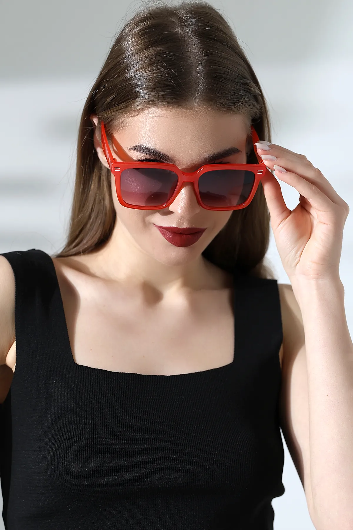 Kadın Aksesuarlı Kare Kırmızı Güneş Gözlüğü 23002 C9 Kadın Aksesuarlı Kare Kırmızı Güneş Gözlüğü 23002 C9