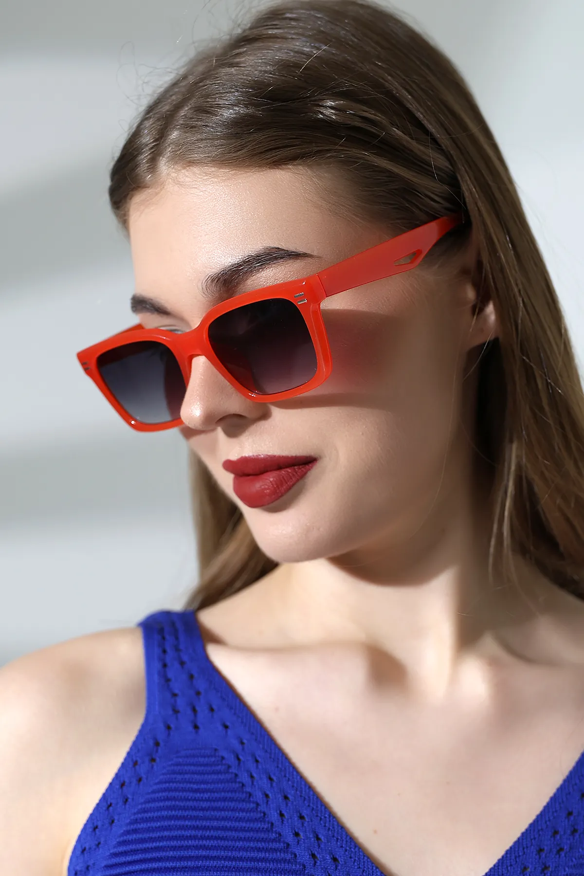 Kadın Aksesuarlı Kare Kırmızı Koyu Renk Cam Güneş Gözlüğü 23002-1 C9 K Kadın Aksesuarlı Kare Kırmızı Koyu Renk Cam Güneş Gözlüğü 23002-1 C9 K