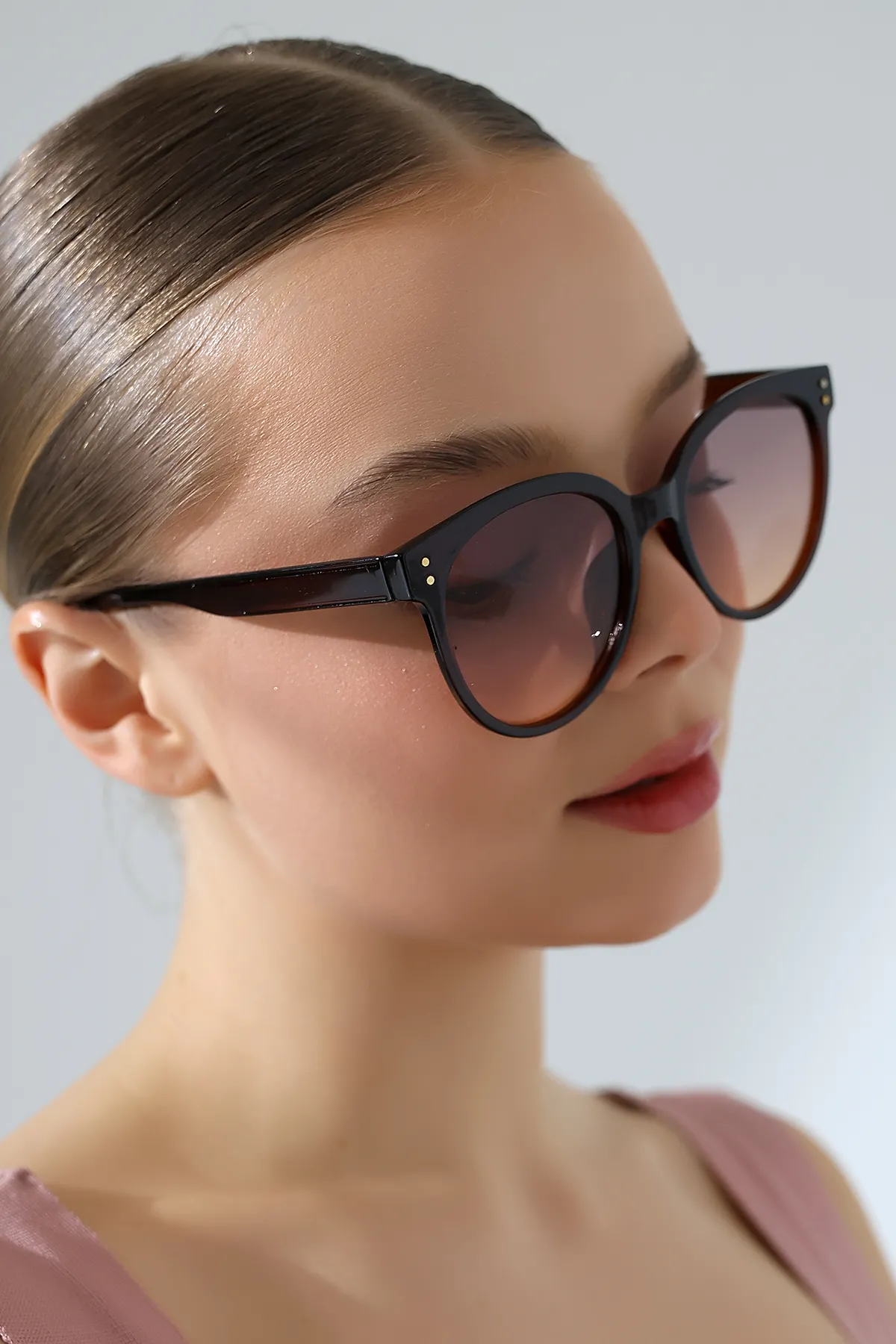 Kadın Aksesuarlı Oval Kahverengi Güneş Gözlüğü 23008 c3 Kadın Aksesuarlı Oval Kahverengi Güneş Gözlüğü 23008 c3