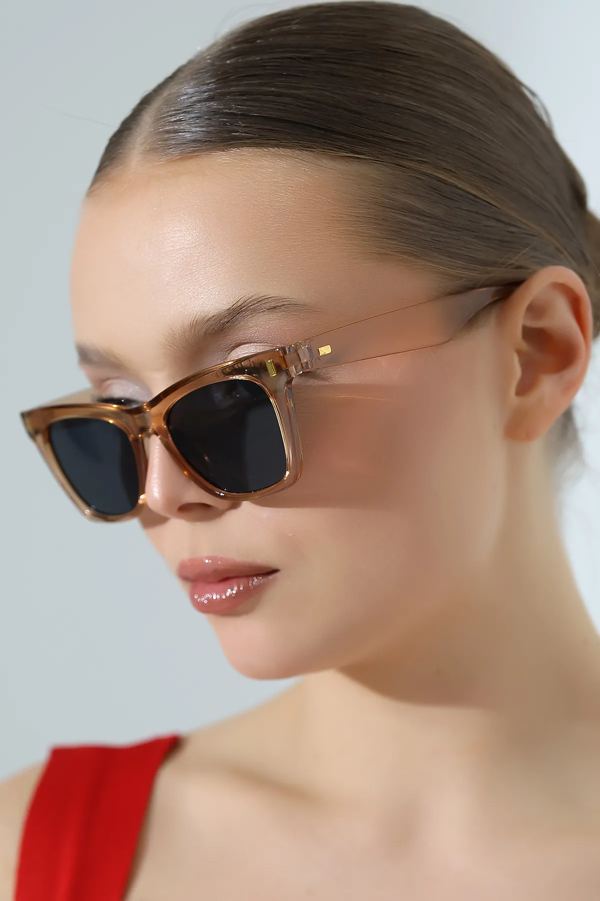 Kadın Bal Rengi Kare Siyah Cam Güneş Gözlüğü 23014 C4 Kadın Bal Rengi Kare Siyah Cam Güneş Gözlüğü 23014 C4