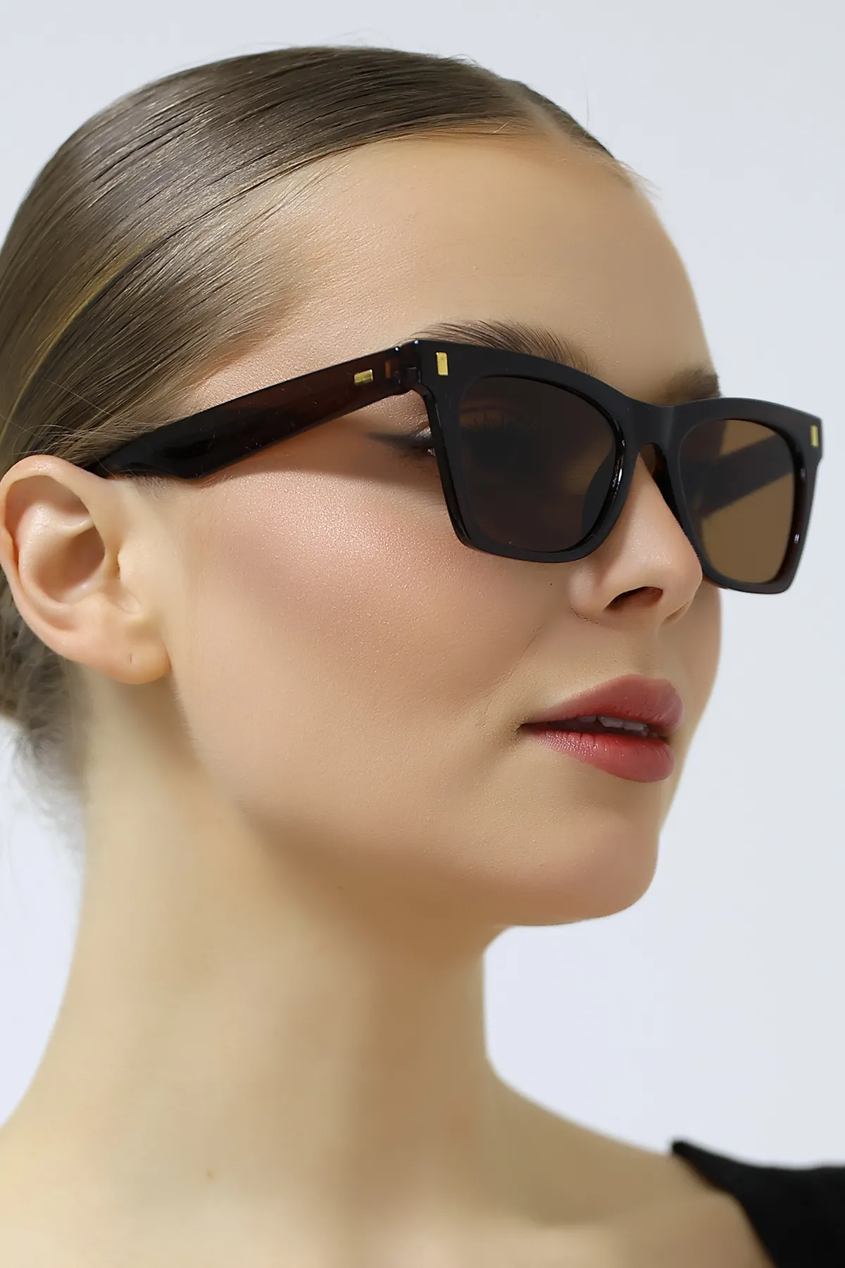 Kadın Kahverengi Kare Koyu Renk Cam Güneş Gözlüğü 23014 C3 K Kadın Kahverengi Kare Koyu Renk Cam Güneş Gözlüğü 23014 C3 K