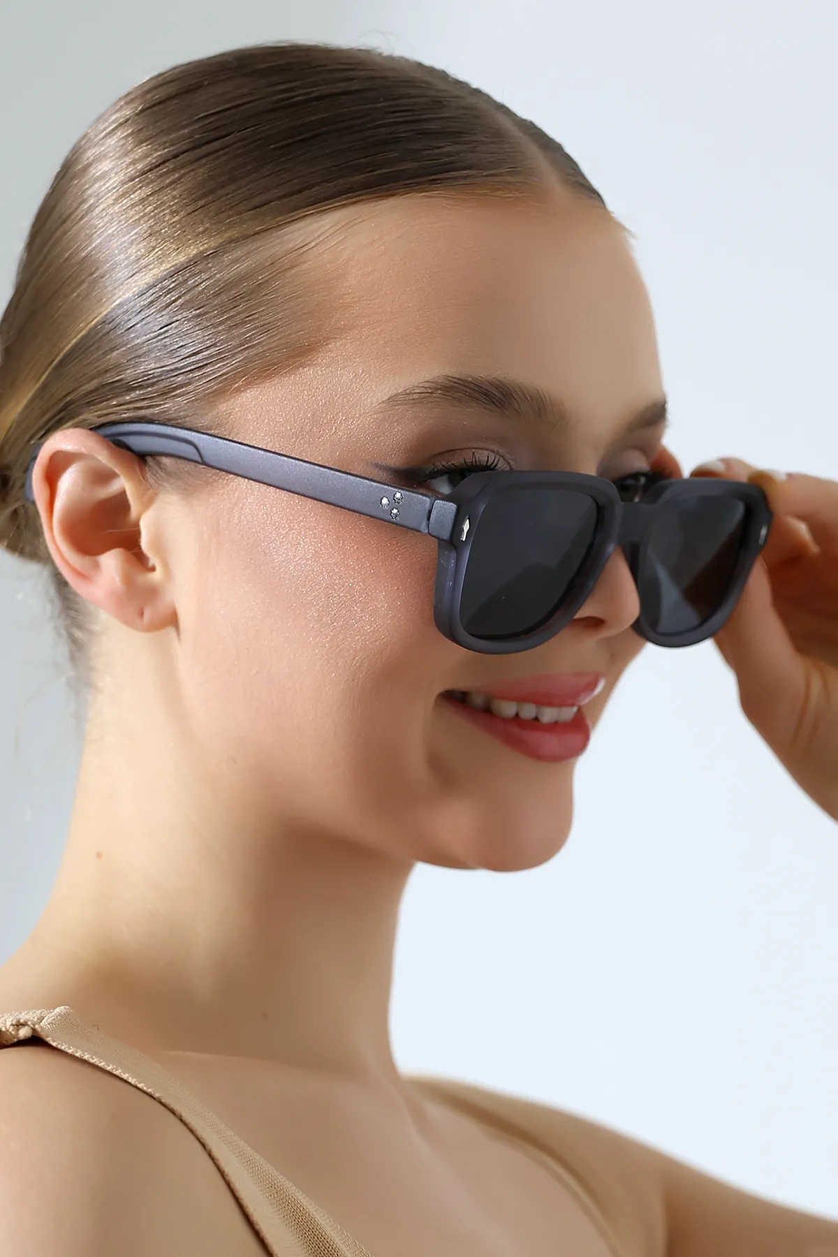 Kadın Kare Aksesuarlı Gri Mat Güneş Gözlüğü 23023 c13 m Kadın Kare Aksesuarlı Gri Mat Güneş Gözlüğü 23023 c13 m