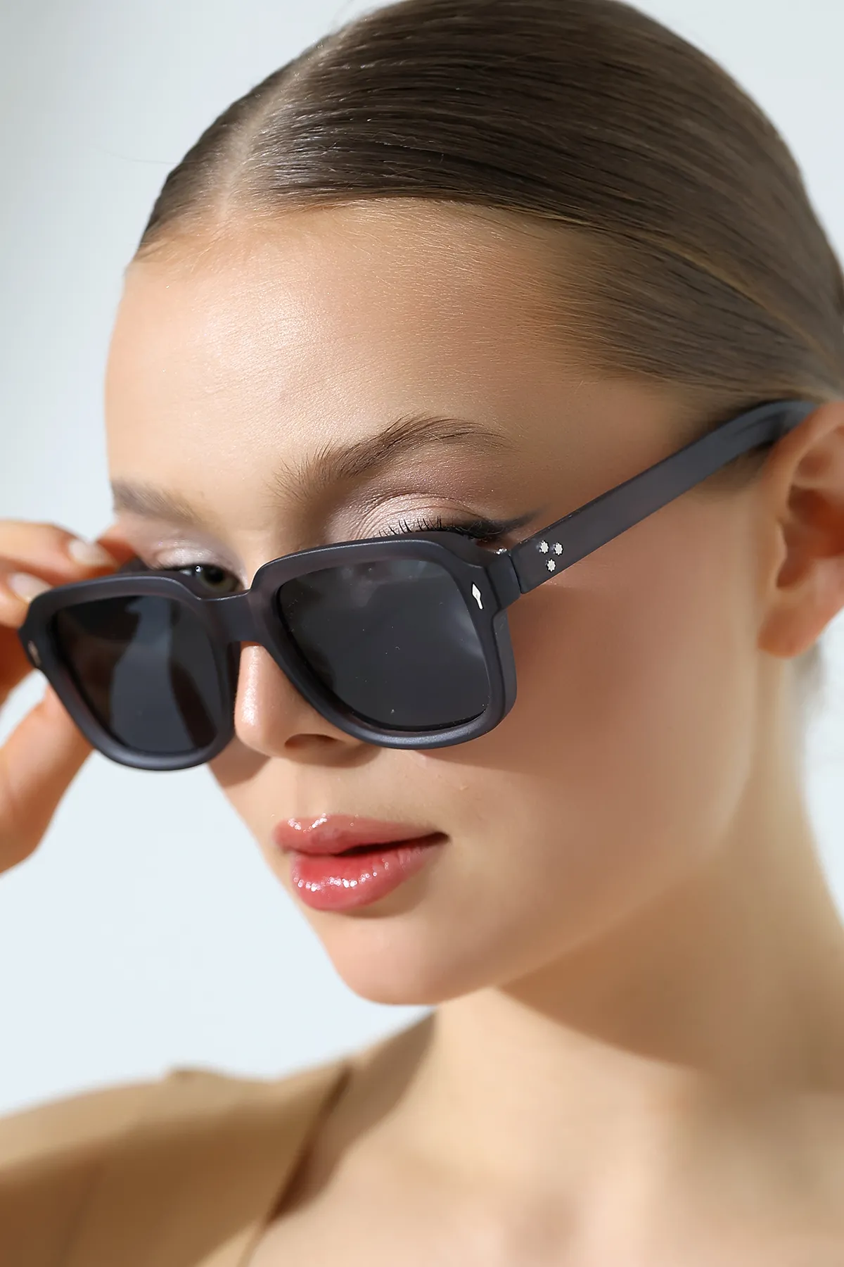 Kadın Kare Aksesuarlı Gri Mat Güneş Gözlüğü 23023 c13 m Kadın Kare Aksesuarlı Gri Mat Güneş Gözlüğü 23023 c13 m