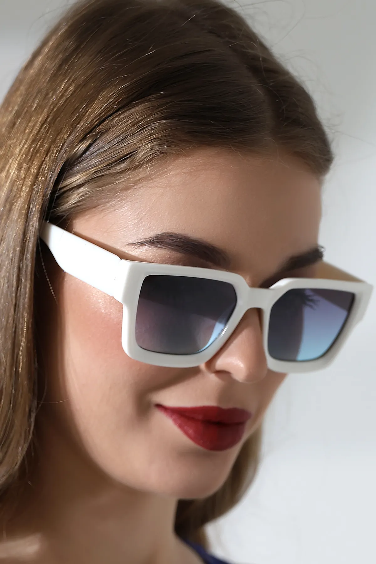 Kadın Kare Beyaz Mat Güneş Gözlüğü 23022 c20 m Kadın Kare Beyaz Mat Güneş Gözlüğü 23022 c20 m