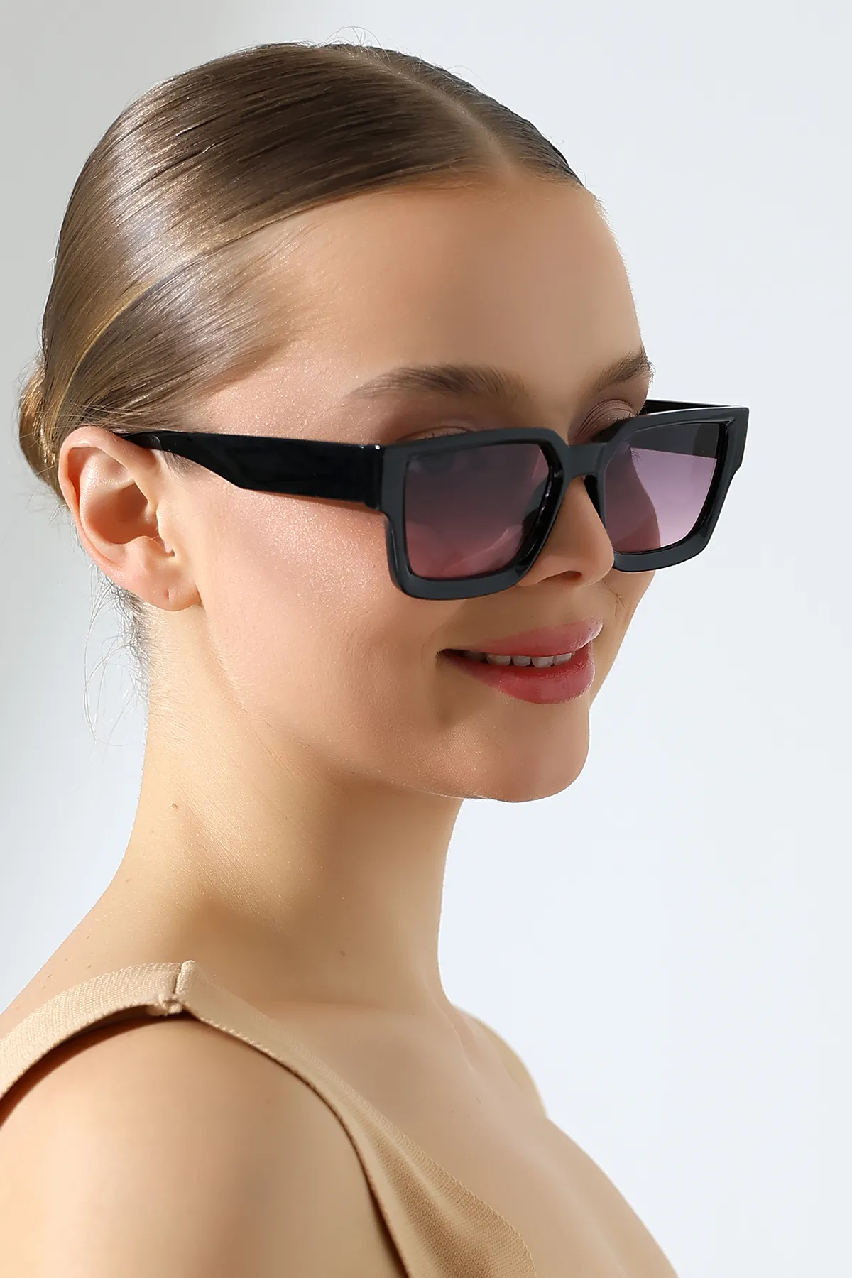 Kadın Kare Siyah Degrade Cam Güneş Gözlüğü 23022 c2 D Kadın Kare Siyah Degrade Cam Güneş Gözlüğü 23022 c2 D