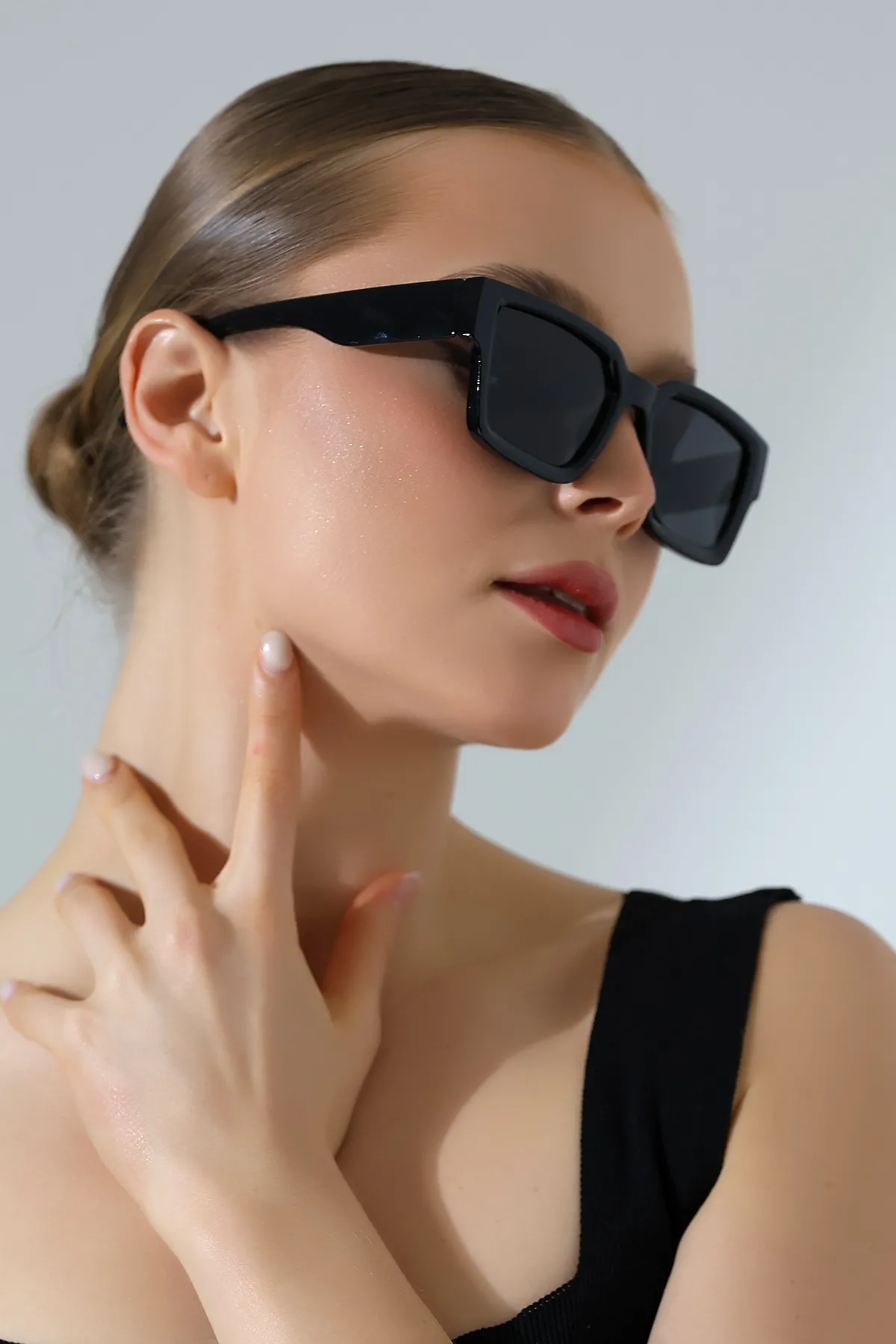 Kadın Kare Siyah Koyu Renk Cam Güneş Gözlüğü 23022 c2 K Kadın Kare Siyah Koyu Renk Cam Güneş Gözlüğü 23022 c2 K