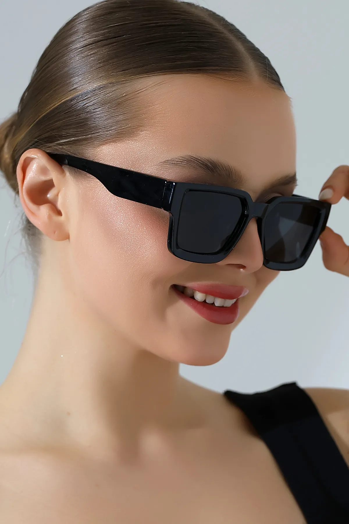 Kadın Kare Siyah Koyu Renk Cam Güneş Gözlüğü 23022 c2 K Kadın Kare Siyah Koyu Renk Cam Güneş Gözlüğü 23022 c2 K