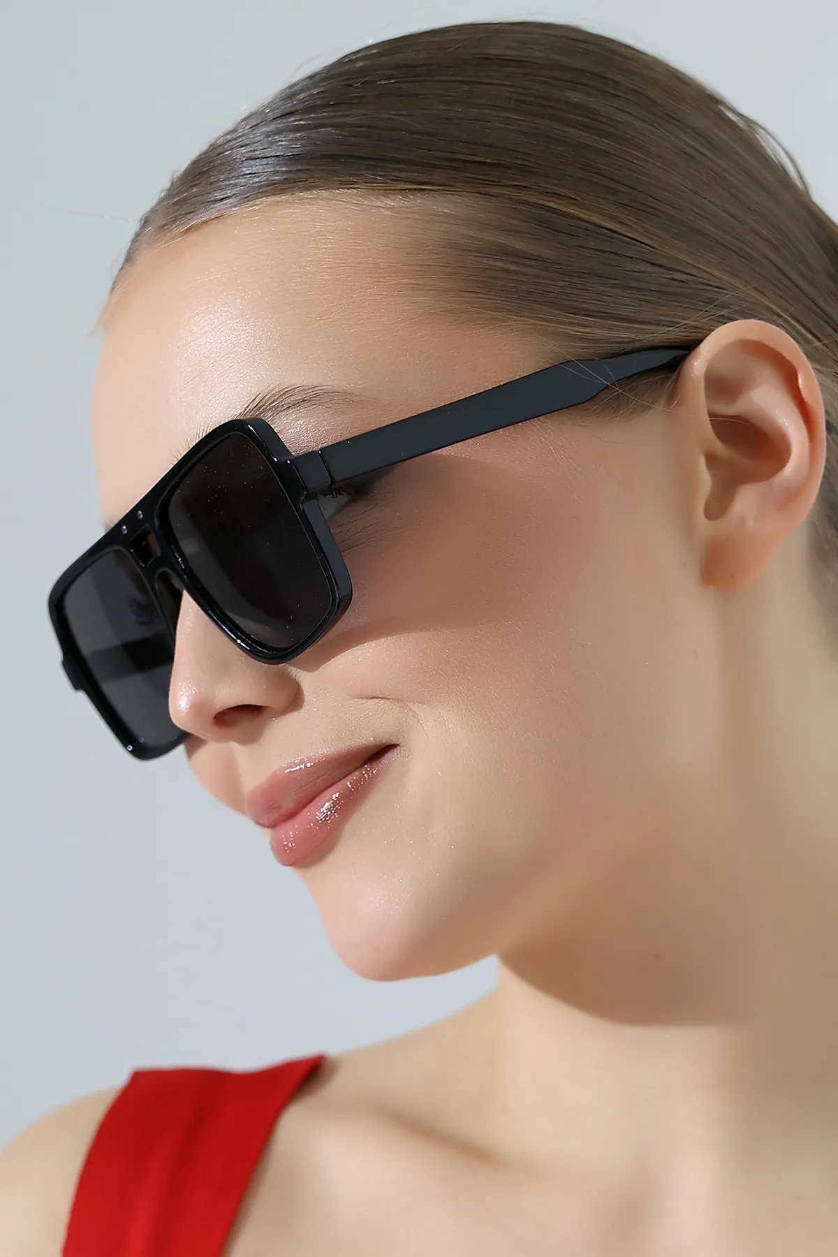 Kadın Retro Aksesuarlı Siyah Güneş Gözlüğü 23011 C2 Kadın Retro Aksesuarlı Siyah Güneş Gözlüğü 23011 C2