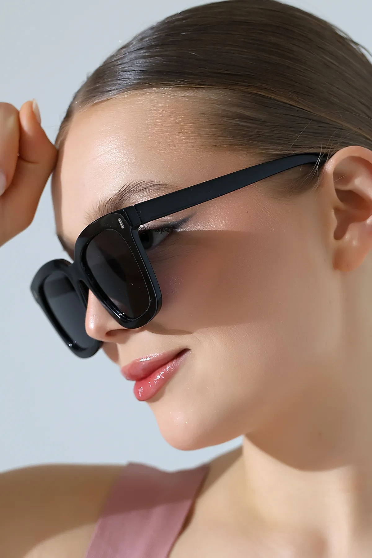 Kadın Siyah Kare Koyu Renk Cam Güneş Gözlüğü 23013 C2 K Kadın Siyah Kare Koyu Renk Cam Güneş Gözlüğü 23013 C2 K