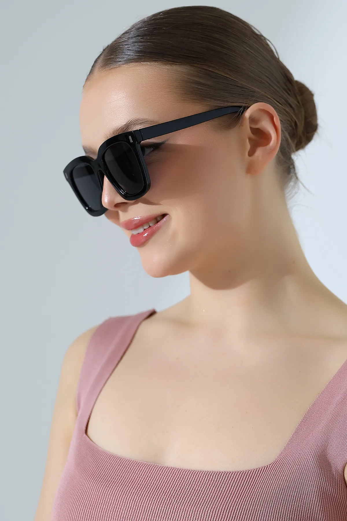 Kadın Siyah Kare Koyu Renk Cam Güneş Gözlüğü 23013 C2 K Kadın Siyah Kare Koyu Renk Cam Güneş Gözlüğü 23013 C2 K