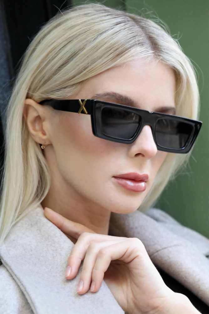 Kadın Dikdörtgen Gold Aksesuarlı Siyah  Güneş Gözlüğü WJ236C2S