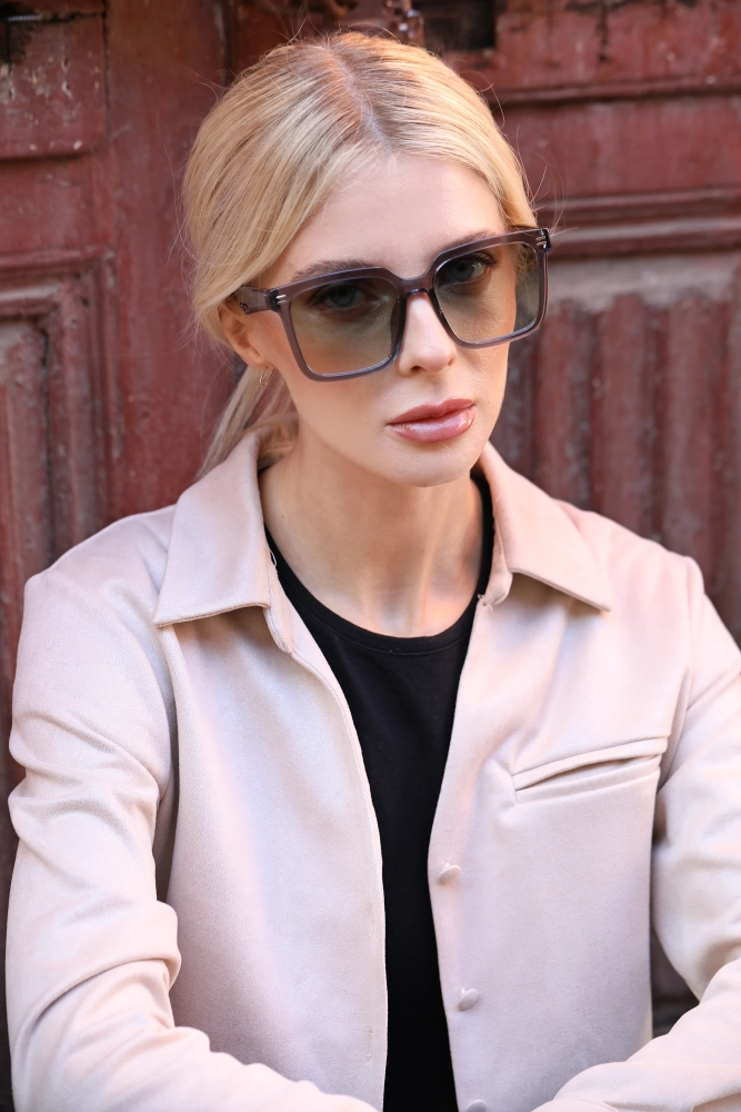 Kadın Füme Rengi Kare Kelebek Güneş Gözlüğü