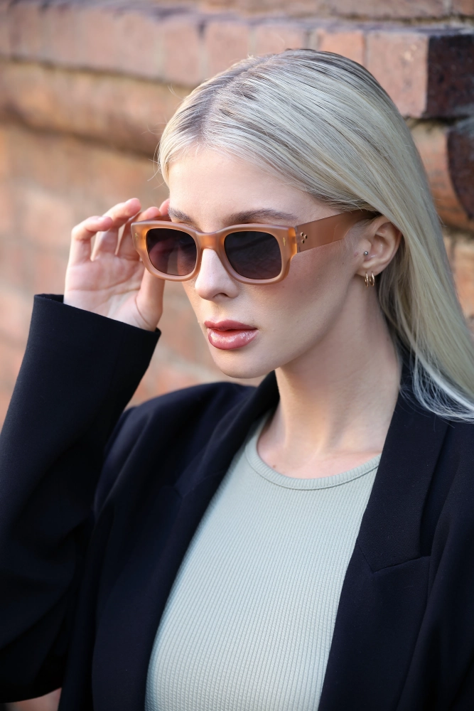 Kadın  Mat Kahve Rengi Kare Güneş Gözlüğü